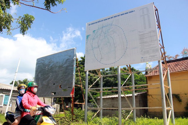 
Bảng thông tin Nhà máy điện hạt nhân Ninh Thuận 1 tại xã Phước Dinh, huyện Thuận Nam, Ninh Thuận đã bong tróc, mờ chữ - Ảnh: TRUNG TÂN
