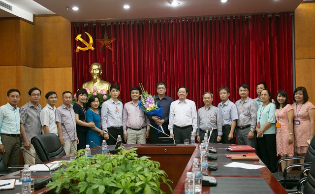 
Bộ trưởng Lê Vĩnh Tân và các đồng chí dự buổi lễ chụp ảnh lưu niệm với đồng chí Nguyễn Anh Tuấn. Ảnh Tcnn.vn
