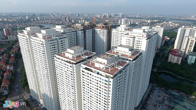 
Tổ hợp c&aacute;c t&ograve;a nh&agrave; chung cư HH1, HH2, HH3, HH4 ở khu đ&ocirc; thị Linh Đ&agrave;m l&agrave; một trong những dự &aacute;n nh&agrave; gi&aacute; rẻ của đại gia L&ecirc; Thanh Thản g&acirc;y nhiều ồn &agrave;o nhất trong v&agrave;i năm qua. Ảnh: Anh Tuấn.
