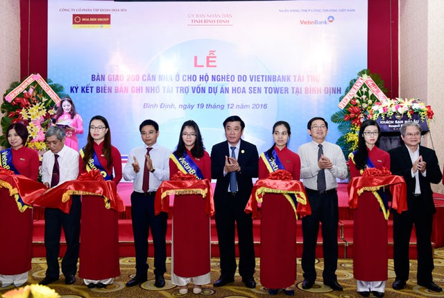 Chủ tịch HĐQT VietinBank (thứ 2 từ trái qua) trao biển tài trợ 15 tỷ đồng thực hiện công tác ASXH năm 2017 cho tỉnh Bình Định.