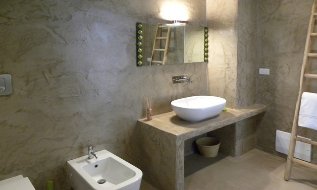 
Khu vệ sinh cũng được thiết kế đơn giản với gam màu trung tính đồng nhất với tông màu của ngôi nhà.
