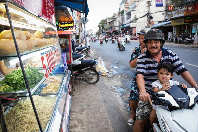
Anh Kiệt, vị khách đã bị mê hoặc bởi bánh mì rẻ nhất Sài Gòn nhưng rất ngon miệng.
