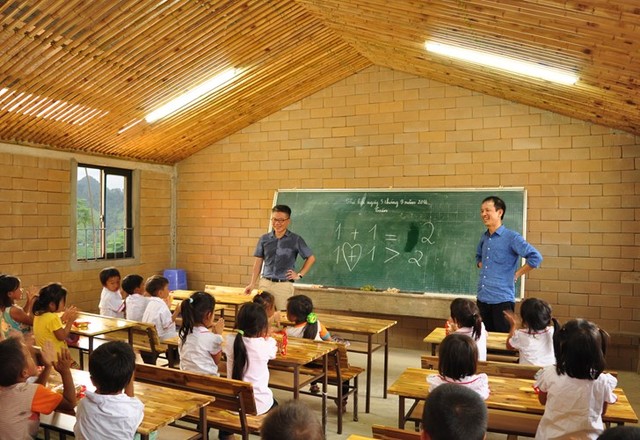 
2 năm kể từ khi giáo sư Ngô Bảo Châu từng lặn lội đường xa lên đây dạy, giờ đây ngôi trường cũ đã thực sự đổi thay.

 
