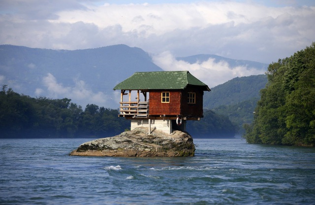  Một số ngôi này được xây trên các địa điểm rất kỳ lạ, như căn nhà nhỏ xây ngay trên tảng đá giữa dòng sông Drina này. Một nhóm thợ xây dựng đã xây nó vào năm 1986 để làm nơi tụ tập vui chơi. 