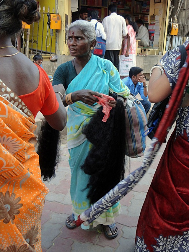 
Những người phụ nữ đang rao bán tóc tại Ấn Độ.

