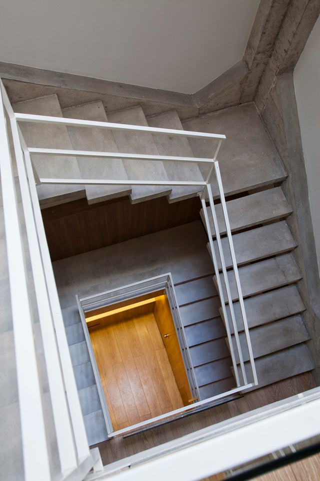 
Cầu thang được thiết kế đơn giản với một đầu gắn cố định vào tường.

 
