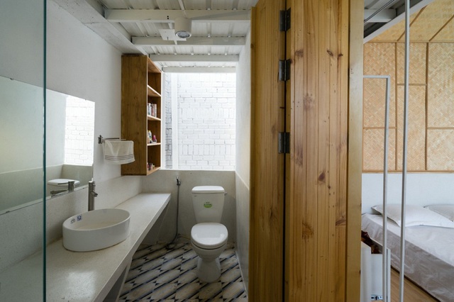 Phòng vệ sinh chung thoáng rộng với tủ gỗ đựng đồ nhà tắm tiện dụng.