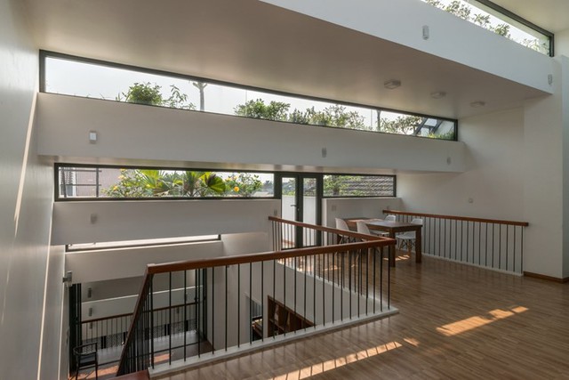 
Nhờ cách thiết kế các tầng mái độc đáo, các phòng chức năng trong nhà đều nhận được khí trời và ánh sáng tự nhiên.

 
