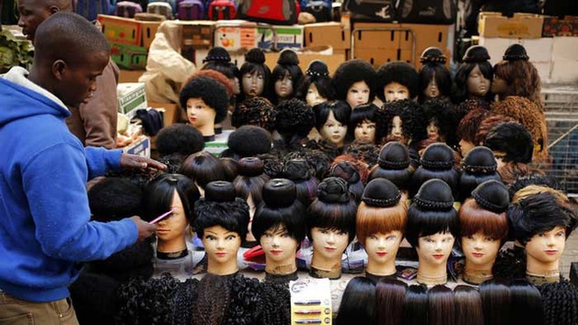 
Một cửa hàng bán tóc giả tại châu Phi.
