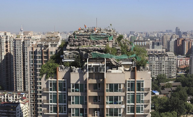  Khu chung cư 26 tầng này có cả một “khu rừng” bên trên. Một căn biệt thự bao quanh bởi đá và cây xanh được xây dựng ngay bên trên khu chung cư ở Bắc Kinh này. 