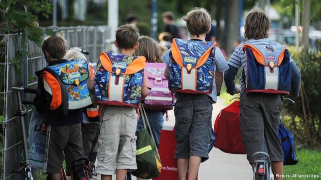 
Trẻ em Đức tự đi bộ đi học mà không cần sự giám sát của người lớn.
