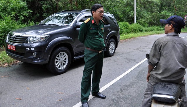 Đại tá Phạm Phú Ý trao đổi với một người đi rừng về dấu vết máy bay - Ảnh: Đông Hà