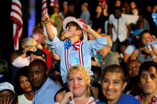 Cử tri ủng hộ bà Hillary Clinton tại TP Ft. Lauderdale, bang Florida, tối 1-11 - Ảnh: Reuters