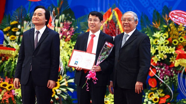 
Giáo sư Trần Đình Thắng (đứng giữa), phó trưởng khoa hóa học Trường ĐH Vinh là tân giáo sư trẻ nhất năm 2016 - Ảnh: Nguyễn Khánh
