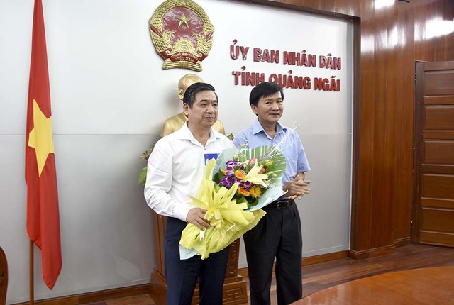 
Chủ tịch UBND tỉnh Quảng Ngãi Trần Ngọc Căng trao quyết định bổ nhiệm cho ông Nguyễn Minh Tài. Ảnh báo Quảng Ngãi
