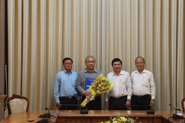 
Ông Phạm Văn Hải (thứ 2 từ trái sang) được nghỉ hưu để hưởng chế độ BHXH từ ngày 1-12-2016.

