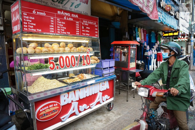 
Một người dân với dáng vẻ khắc khổ ghé mua bánh mì giá rẻ ăn qua ngày.
