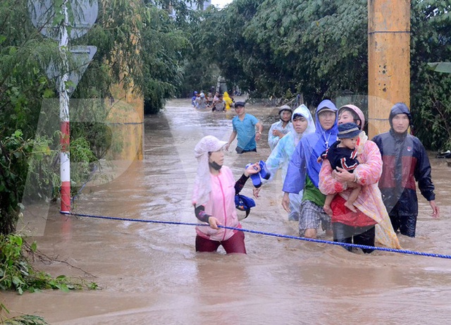Lực lượng chức năng đưa các cô giáo và học sinh ra ngoài an toàn sau 5 giờ dầm mình trong nước lũ (Ảnh: Ngọc Thắng/ báo Phú Yên)