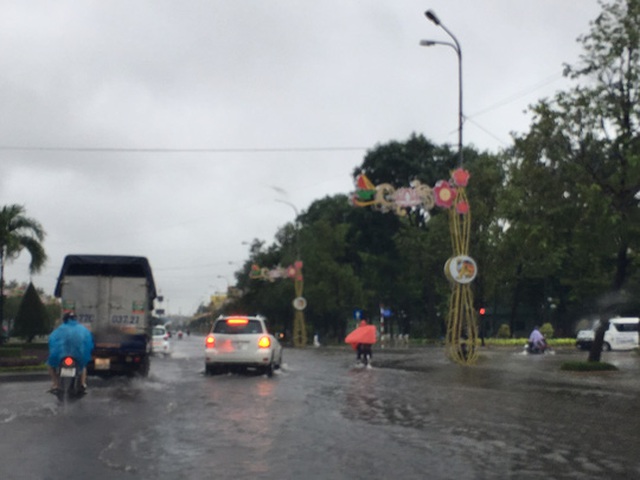 
Mưa như trút nước đã nhấn chìm đường Nguyễn Tât Thành, TP Quy Nhơn
