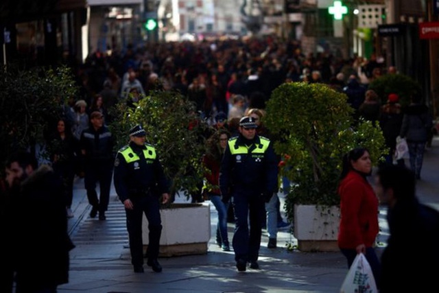 
Cảnh sát Madrid - Tây Ban Nha đứng trước rào chắn mới lập hôm 30-12. Ảnh: REUTERS
