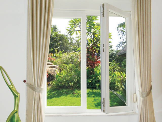 Hãy thường xuyên mở cửa sổ để ánh sáng và luồng khí trong lành vào nhà.