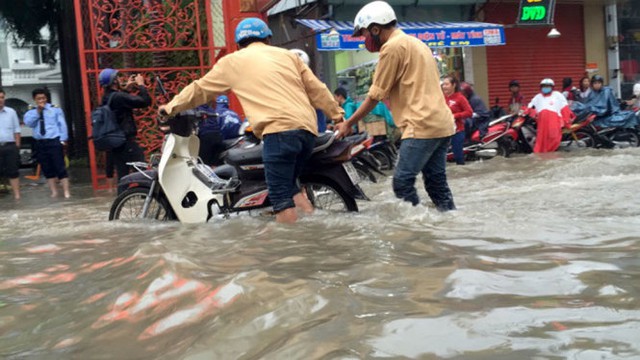 
Nhiều xe chết máy tại đoạn gần cầu Tân Thuận 2 - Ảnh: NGỌC KHẢI
