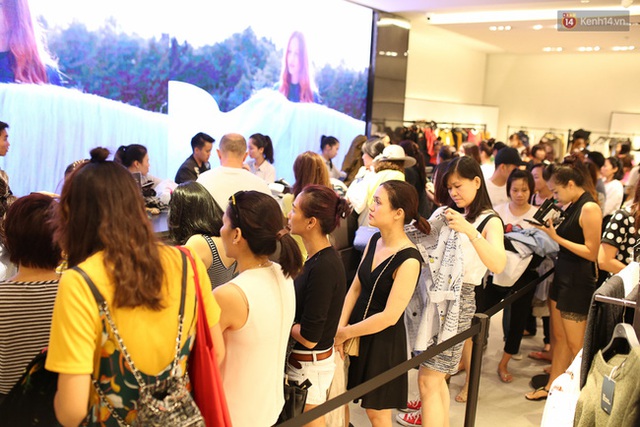 Quản lý Zara Việt Nam bất ngờ vì lượng khách đông ngoài sức tưởng tượng - Ảnh 4.