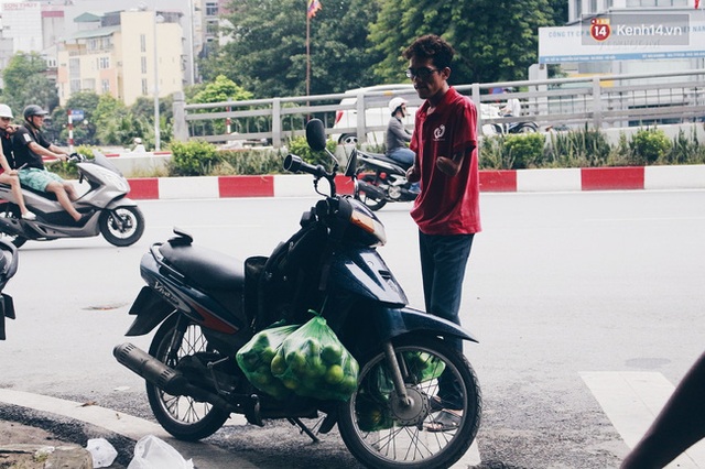 Công việc hiện tại của anh là ship hàng cho khách. Dù ngày nắng hay mưa, chỉ cần đã nhận đơn hàng là anh Khang luôn giao đúng theo yêu cầu của khách.