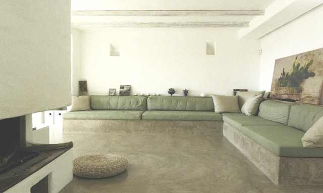 
Không gian bên trong ngôi nhà vô cùng rộng thoáng. Phòng khách được bài trí đơn giản với ghế sofa êm ái đặt hình chữ L.
