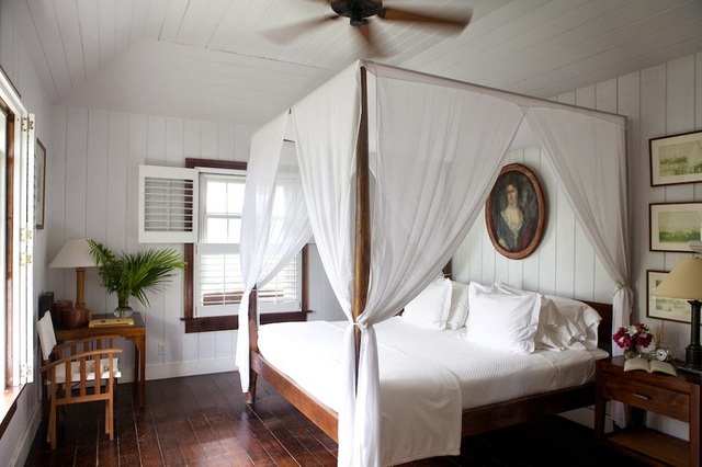 
5. Với thiết kế đặc trưng của kiểu giường canopy việc sử dụng và cố định chúng khi không sử dụng rất dễ dàng.
