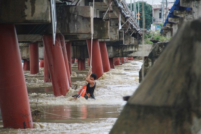 
Lực lượng chức năng cứu người bị mắc kẹt giữa nước lũ ở cầu Bóng (TP Nha Trang)
