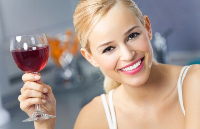 
Uống một lượng rượu vang đỏ thích hợp mỗi ngày sẽ mang lại nhiều công dụng bất ngờ đối với sức khỏe. (Ảnh minh họa).
