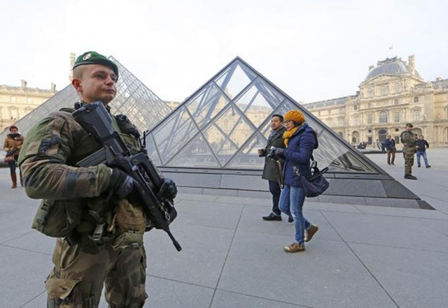 
Lính Pháp tuần tra tại Bảo tàng Louvre hôm 30-12. Ảnh: REUTERS
