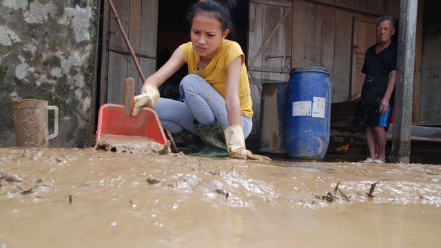 Nhà chị Nguyễn Thị Lan Hương, thôn Thái Hòa, xã Quảng Minh, ngập bùn sau lũ rút - Ảnh: QUỐC NAM