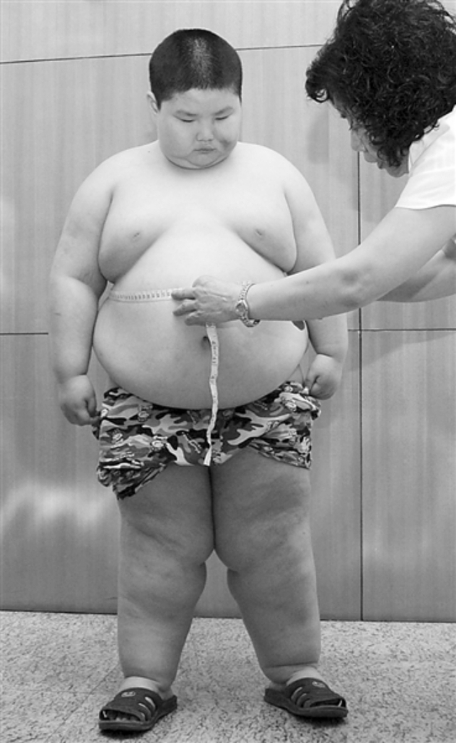 Trẻ em cần được thường xuyên theo dõi các chỉ số chiều cao, cân nặng của cơ thể.