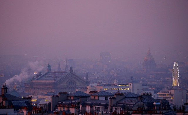 Bụi mù che lấp đường chân trời ở Paris (Pháp) hôm 9/12. Kinh đô ánh sáng đang trải qua đợt ô nhiễm không khí nặng nề nhất trong vòng một thập niên qua. Ảnh: Reuters.