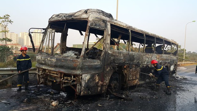 Lực lượng chức năng khống chế được ngọn lửa thì xe khách đã cháy rụi hoàn toàn