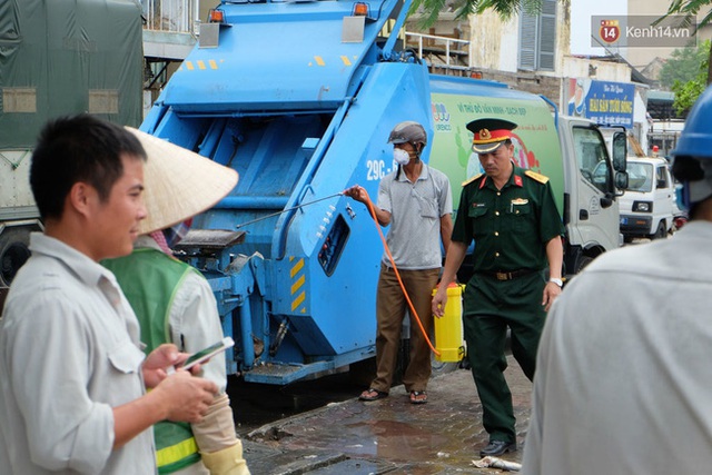 
Sau khi chất đầy cá có người phun thuốc khử trùng.
