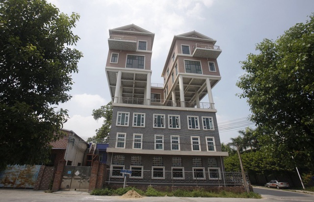  Tại tỉnh Đông Quan của Trung Quốc, hai ngôi nhà này được xây dựng bên trên mộ nhà máy vào năm 2013. Theo trang Reuters thì đây là một công trình phạm pháp. 