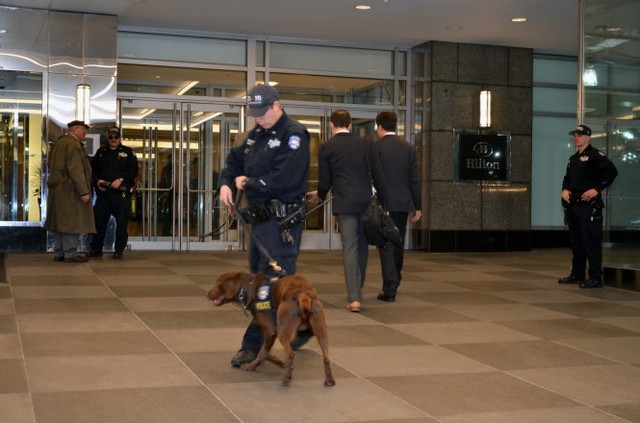Cảnh sát dắt chó nghiệp vụ kiểm tra những người đi vào khách sạn New York Hilton Midtown, nơi ông Trump đặt tiệc ăn mừng chiến thắng, chiều 8-11 - Ảnh: QUỲNH TRUNG
