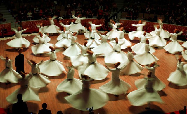 Các vũ công trình diễn trong một sự kiện kỷ niệm 743 năm ngày mất của đại thi hào Mevlana Jalaluddin Rumi tại Thổ Nhĩ Kỳ. Ảnh: Reuters.