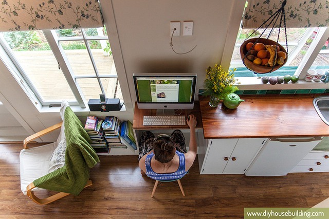 Không cần tốn nhiều diện tích, không gian làm việc được thiết kế đơn giản với chiếc bàn nhỏ cùng tông màu với bàn bếp và ghế ngồi. Ngay bên cạnh là giá để sách và không gian đọc sách tuyệt vời với chiếc ghế bành.