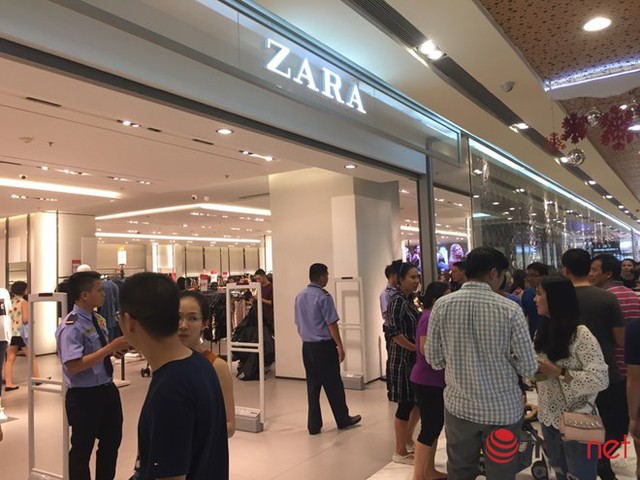 
Hệ thống máy lạnh bị sự cố nên nhiều khách hàng phải đứng chờ trước cửa hàng của Zara.
