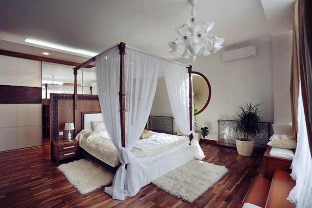 
10. Thường đi cùng những kiểu giường khung gỗ cứng, những chiếc màn tạo ra sự cân đối, giúp làm mềm đi những đường nét của chiếc giường.
