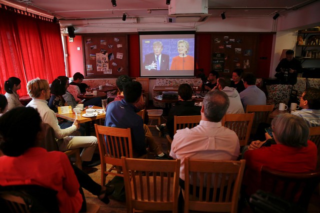 Người dân tại Bắc Kinh theo dõi trực tiếp cuộc tranh luận của hai ứng viên tổng thống Mỹ. Ảnh: Damir Sagolj/Reuters