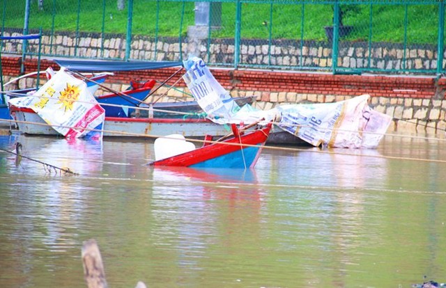 
Tàu bè của ngư dân bị lũ nhấn chìm ở Nha Trang
