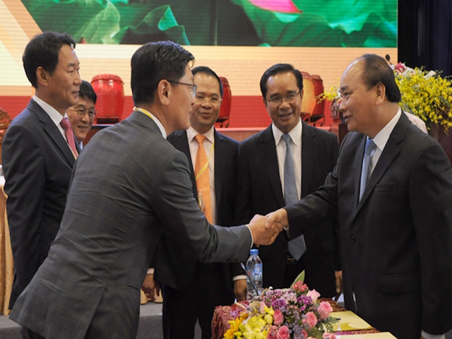 Thủ tướng bắt tay nhiều doanh nghiệp trong và ngoài nước tại Hội nghị