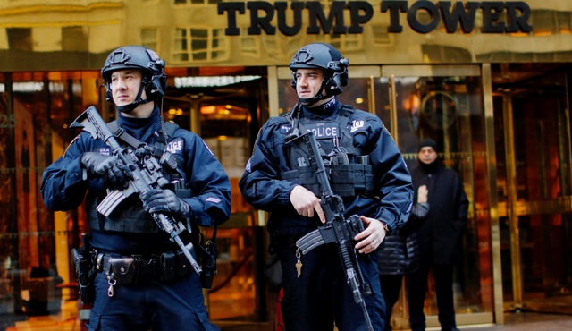 
Cảnh sát vũ trang bảo vệ bên ngoài tháp Trump, nơi ở của tổng thống mới đắc cử. Ảnh: Getty
