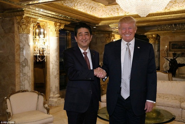 
Dù không đề cập chi tiết tới nội dung cuộc gặp gỡ nhưng các nhà phân tích cho rằng hai nhà lãnh đạo sẽ tập trung vào những vấn đề mà cả hai quốc gia cùng quan tâm, trong đó có Hiệp định đối tác xuyên Thái Bình Dương (TPP) và các thỏa thuận an ninh Mỹ - Nhật Bản.
