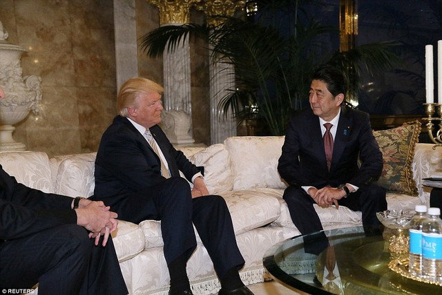 
Dù không đề cập tới kết quả cuộc thảo luận nhưng phát biểu với các phóng viên sau cuộc gặp, ông Abe khẳng định Tổng thống mới đắc cử Donald Trump là người đáng tin cậy. Trước đó, ông Abe cũng cho biết ông có vinh dự lớn lao khi trở thành nhà lãnh đạo đầu tiên gặp mặt tổng thống mới đắc cử của Mỹ.
